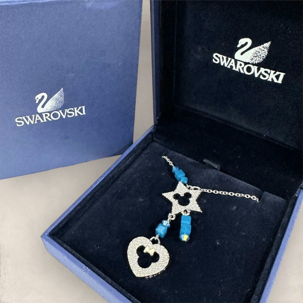 美品・箱付き】SWAROVSKI スワロフスキー ミッキー＆ミニーマウスコラボ ネックレス シルバー ブルー 青 202406-2085 – Re :  che COLLECTION