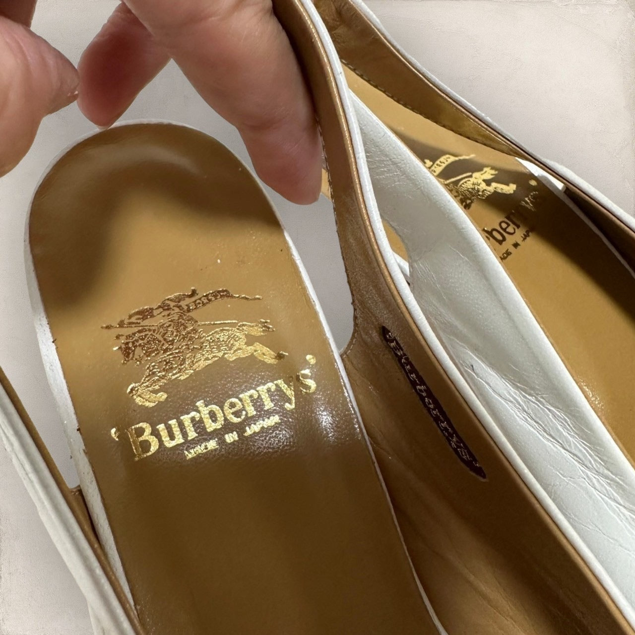 【極美品】Burberry's バーバリーズ バイカラーレザースリング パンプス サイズ22cm ホワイト×ネイビー 白×紺  202406-2110