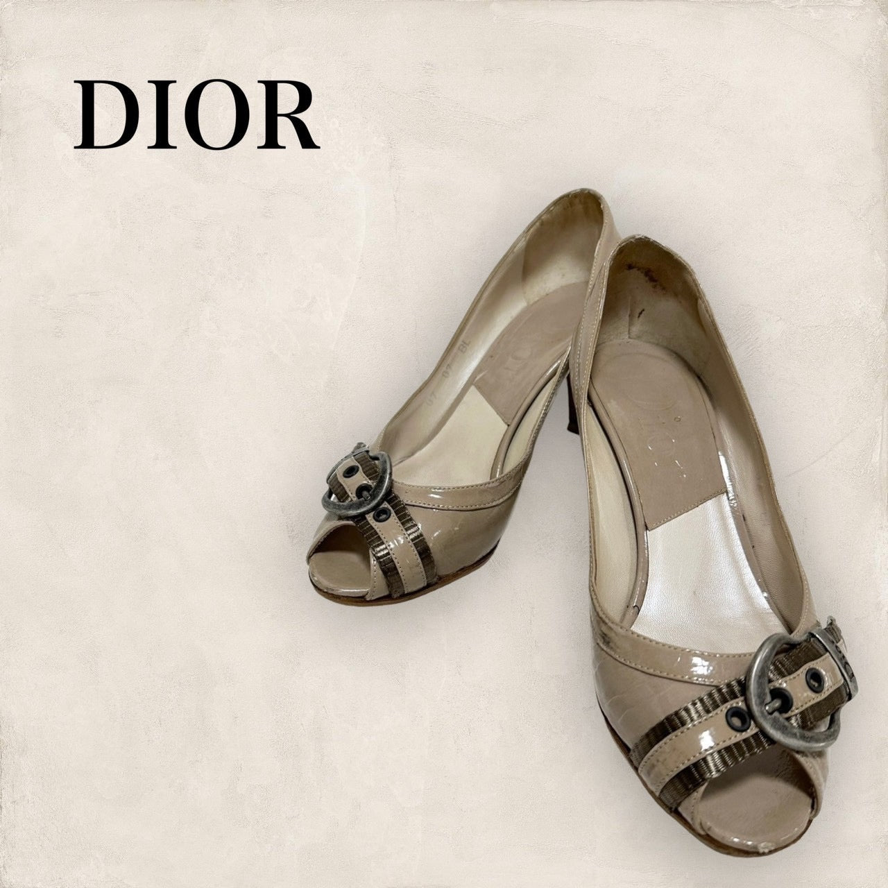 【使用感あり】Dior ディオール ベルトデザイン パテント オープントゥパンプス サイズ35 1/2 ベージュ 202406-2111