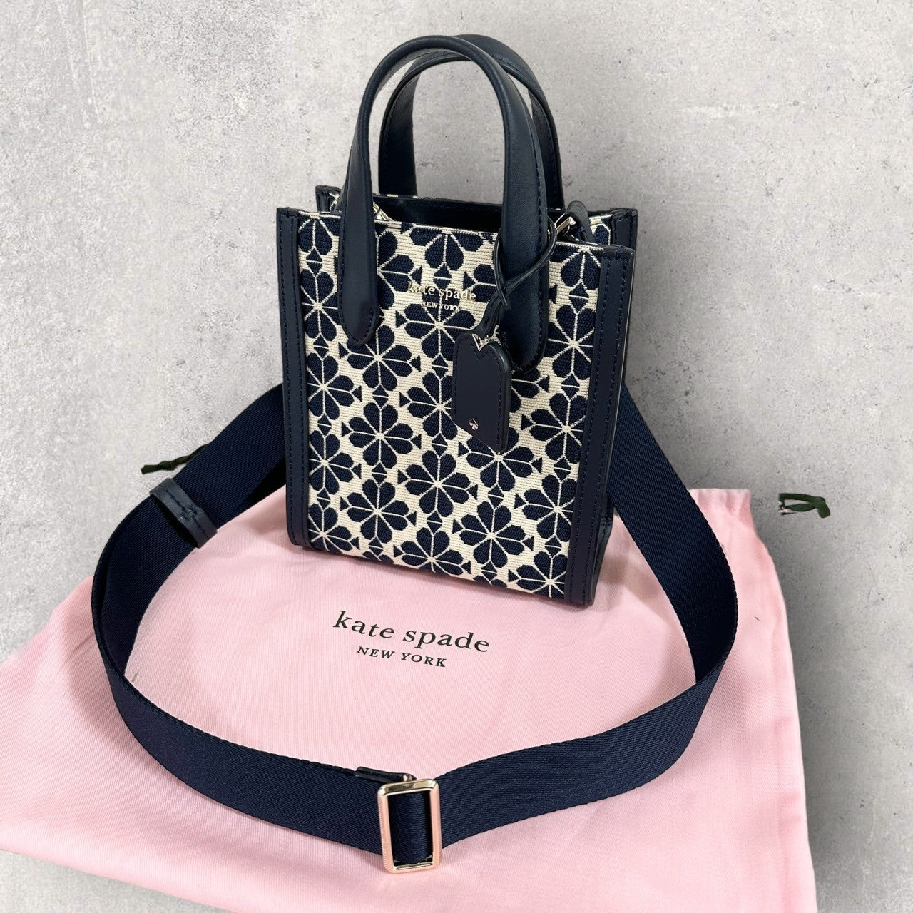 【未使用に近い】katespade New York ケイトスペードニューヨーク ミニショルダーバッグ ネイビー 202406-0124