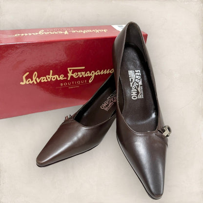 【やや傷や汚れあり・箱付き】Salvatore Ferragamo サルヴァトーレ フェラガモ パンプス ブラウン ガンチーニ 靴 DQ06300 F552　サイズ7 202406-2119