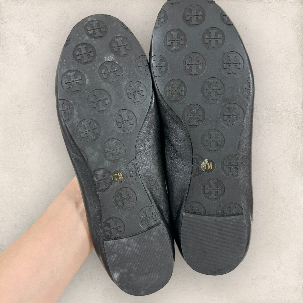 【美品・箱付】TORY BURCH トリーバーチ フラットシューズ バレイシューズ レザー サイズ7M ブラック×ゴールド 黒 202406-0166