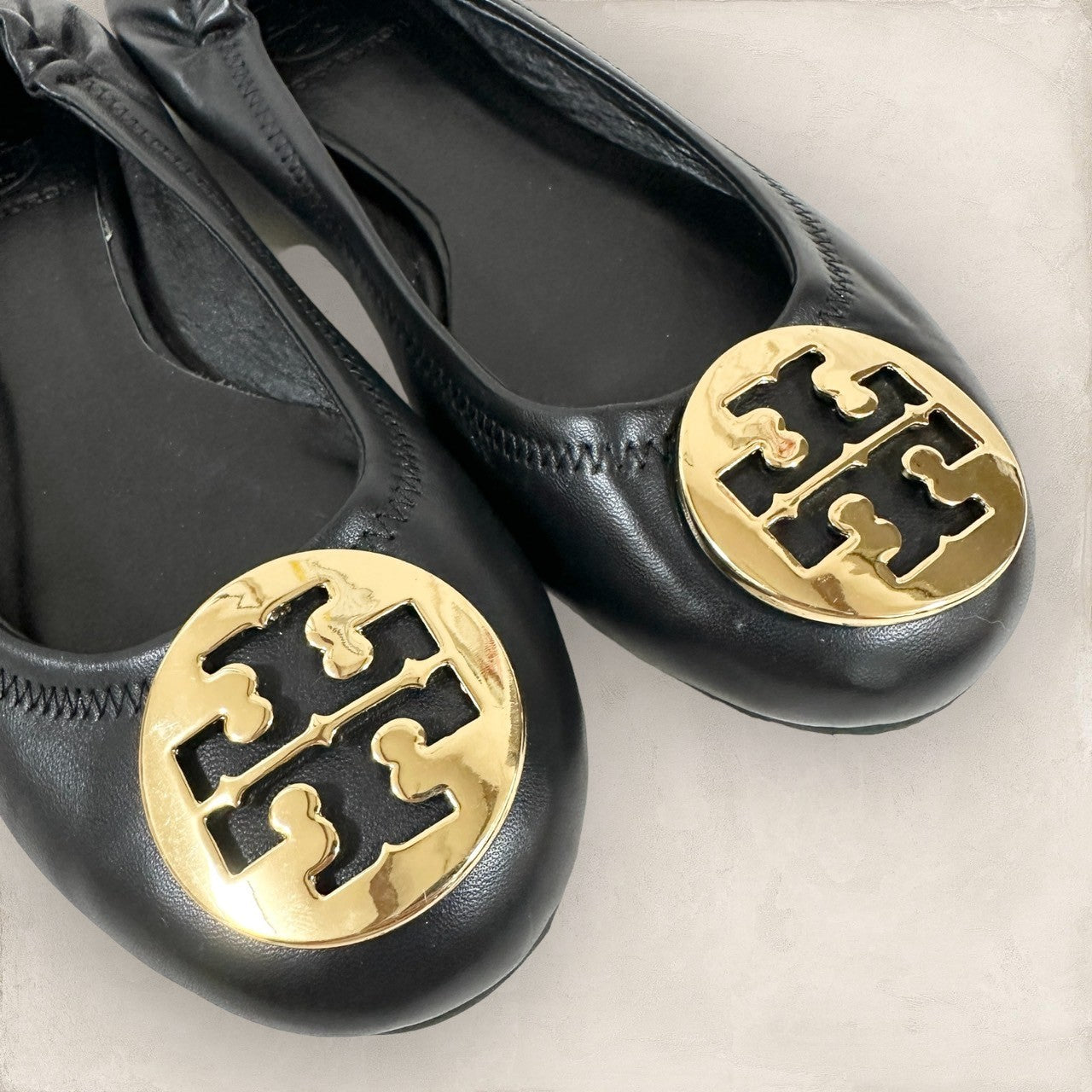 【美品・箱付】TORY BURCH トリーバーチ フラットシューズ バレイシューズ レザー サイズ7M ブラック×ゴールド 黒 202406-0166