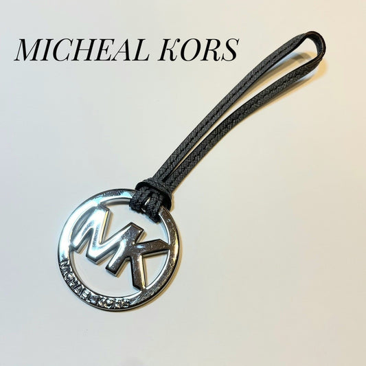 【小傷あり】Michael Kors マイケルコース バックチャーム ストラップ ロゴ シルバー グレー 202406-0265