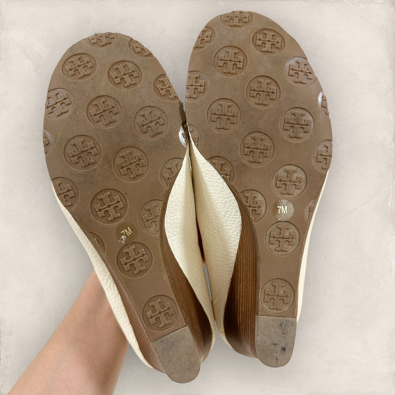 【多少使用感あり】Tory Burch トリーバーチ パンプス ウェッジソール ホワイト 白 ゴールド サイズ７M 202406-0171