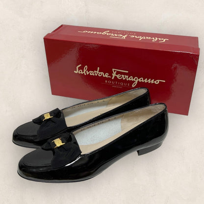 【少し汚れあり・箱付き】Secondino Ferragamo サルバトーレフェラガモ ローファー エナメル リボン ブラック 黒 箱付き レディース サイズ9 202406-0195