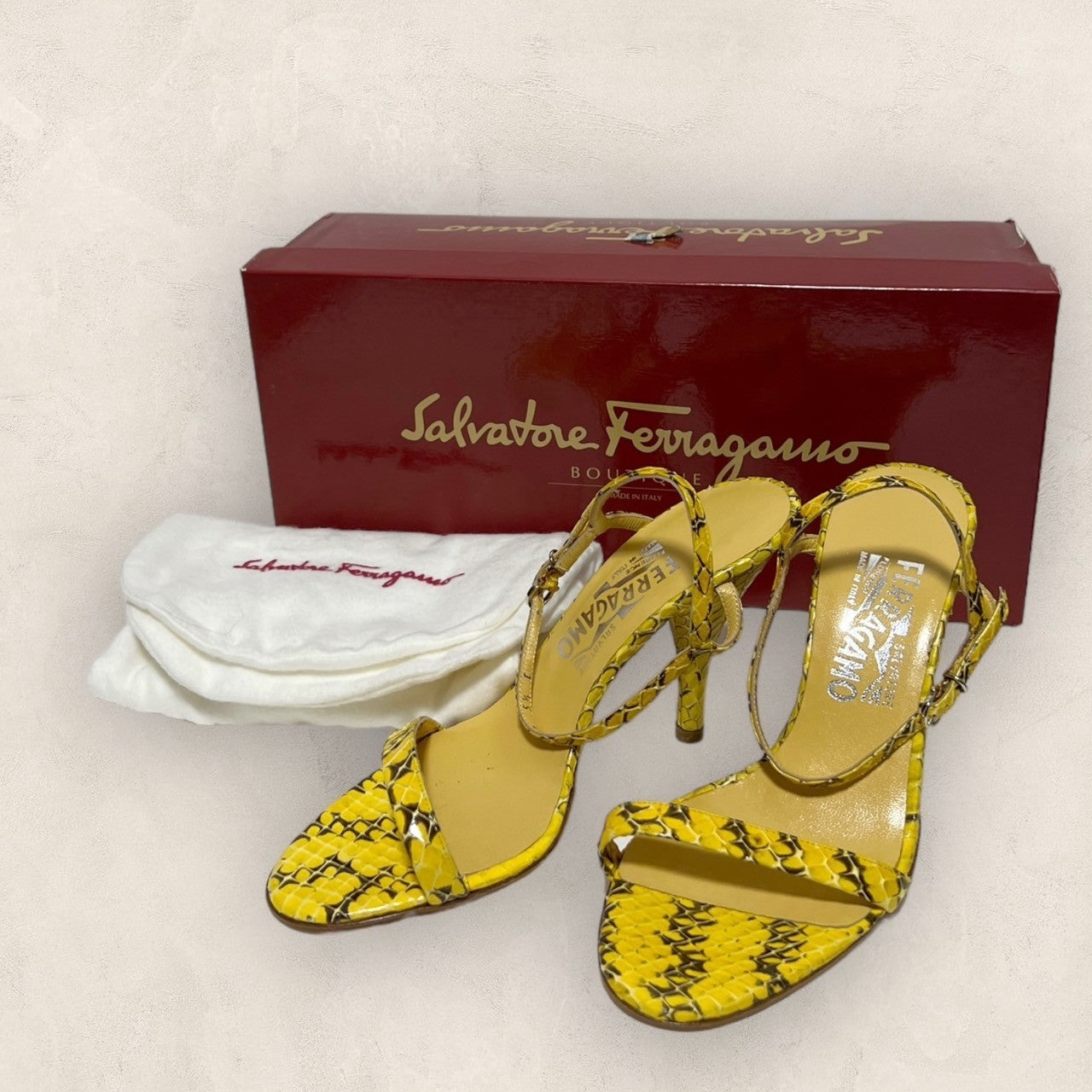 【美品・箱袋あり】Salvatore Ferragamo  サルバトーレフェラガモ サンダル パンプス イエローブラック 黄色 黒 パイソン柄 サイズ5 1/2 202406-0198