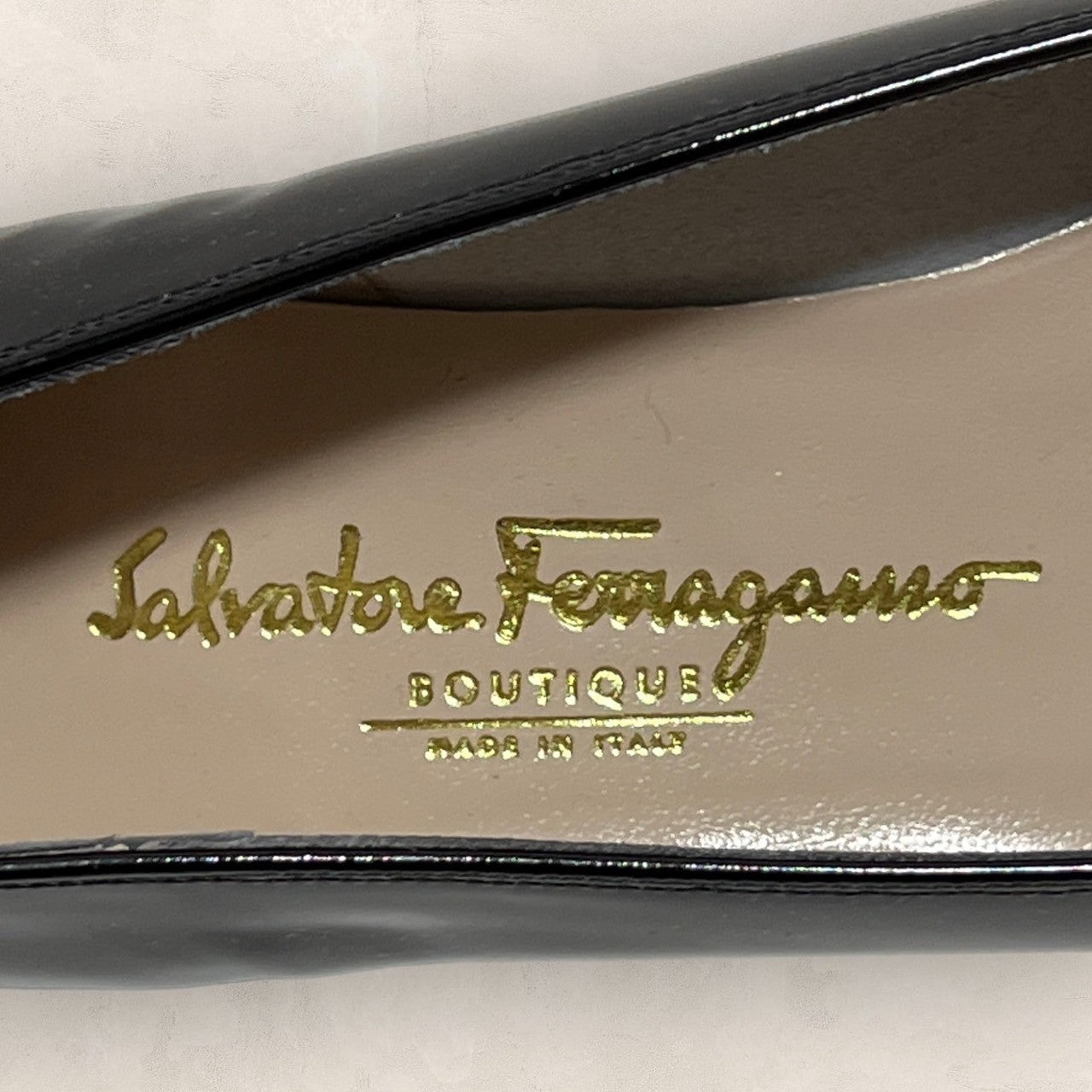 【少し汚れあり・箱付き】Secondino Ferragamo サルバトーレフェラガモ ローファー エナメル リボン ブラック 黒 箱付き レディース サイズ9 202406-0195