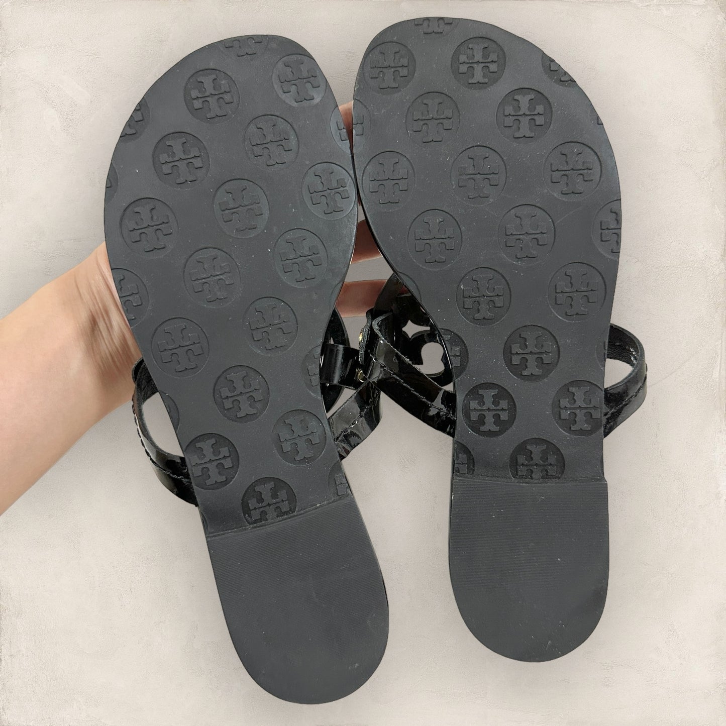 【美品・箱付き】Tory Burch トリーバーチ サンダル エナメル ロゴ ブラック 黒 サイズ6.5 202406-0187