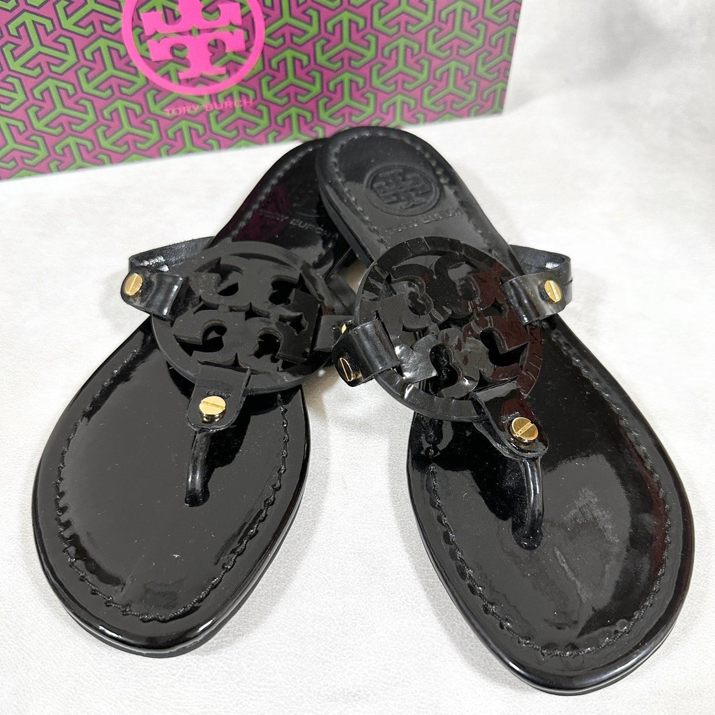 【美品・箱付き】Tory Burch トリーバーチ サンダル エナメル ロゴ ブラック 黒 サイズ6.5 202406-0187