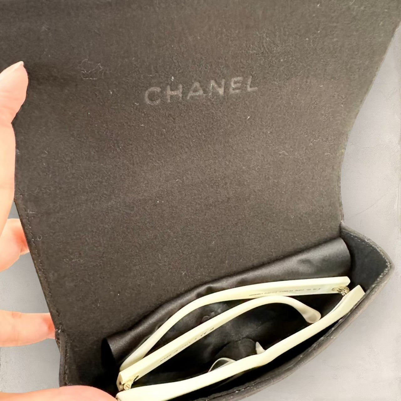 【美品 ケース付き】CHANEL シャネル サングラス ホワイトフレーム グレー系レンズ 5482-H-A c.1255/S4 54-17 202405-0072